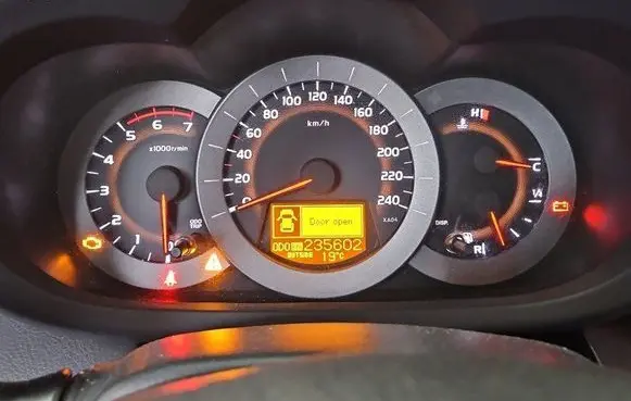 Speedometer (instrument cluster)
