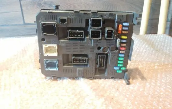 Peugeot Expert Fuse module 281197595
