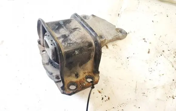 Peugeot 307 Engine mount bracket 31130629