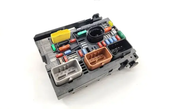 Citroen C4 Grand Picasso Fuse module 9667044880