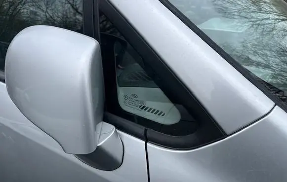 KIA Carens I Rear side window 