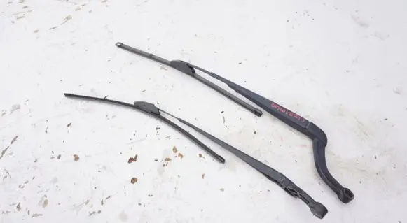 Land Rover Discovery 3 - LR3 Front wiper blade arm