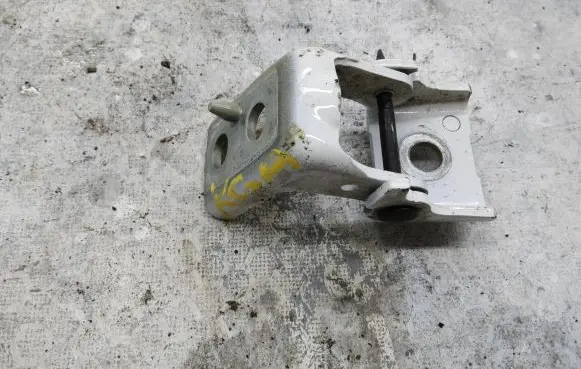 Opel Mokka B Rear door lower hinge