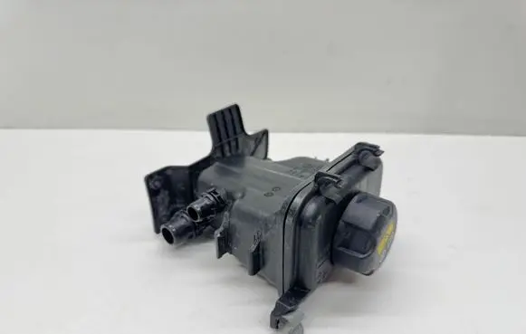 BMW 8 G15 Coolant expansion tank/reservoir 8610658 17138610658