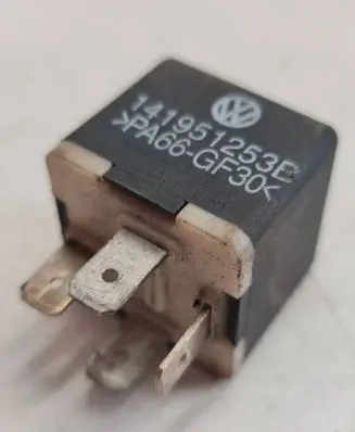 Volkswagen PASSAT B5 Other relay 141951253B 090104 PA66GF30