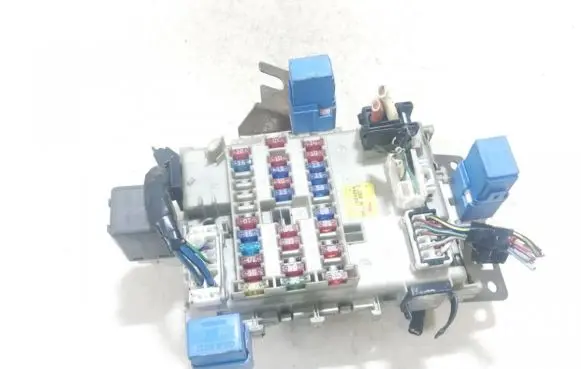 Nissan Almera Tino Fuse box set 243504u100 0424001