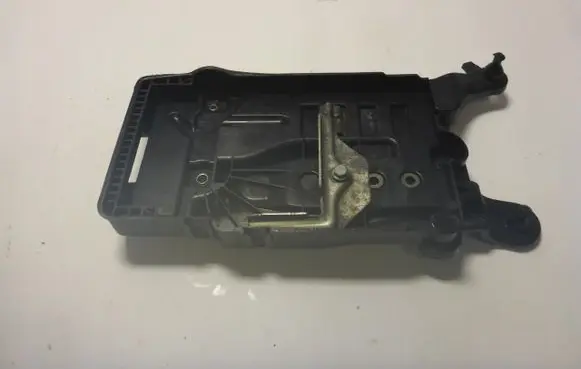 Volkswagen Polo VI Battery box tray 2Q0915331