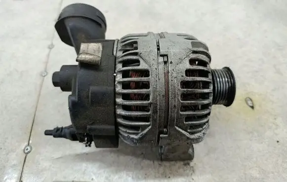 BMW 5 E39 Generator/alternator 0986041810BOSCH
