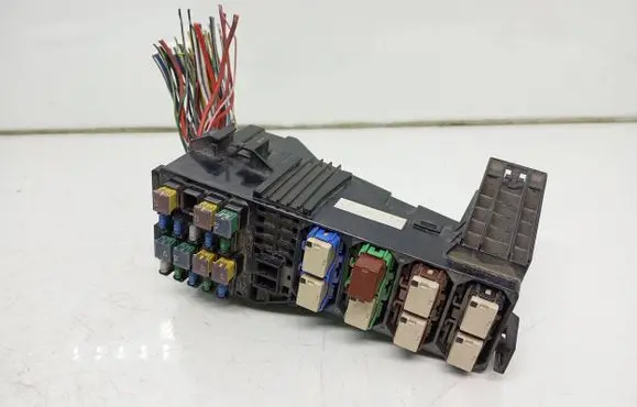 Suzuki Grand Vitara II Fuse module 1567002480 1567001700