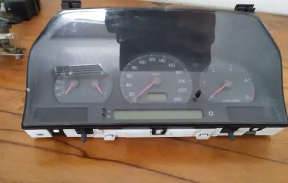 Volvo S70 V70 V70 XC Speedometer (instrument cluster) 9168144