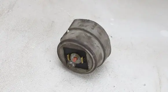 Engine mount bracket