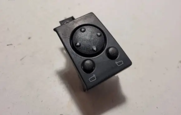 Wing mirror switch