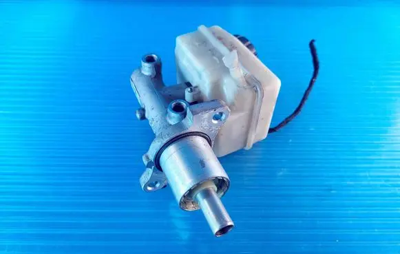 Mercedes-Benz B W245 Master brake cylinder A1694300202