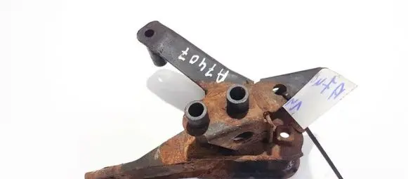 Nissan Almera Tino Engine mounting bracket