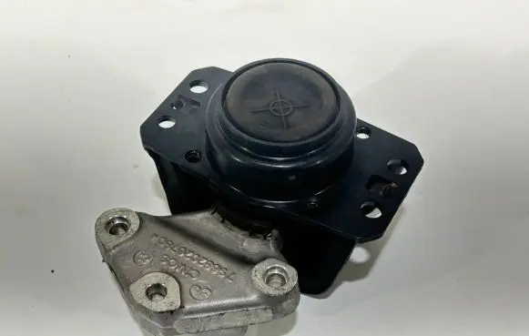 Peugeot 3008 I Engine mount bracket 9636270080