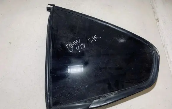 Rear vent window glass