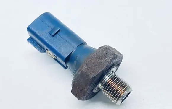 Volkswagen Golf VII Oil pressure sensor 04E919081A