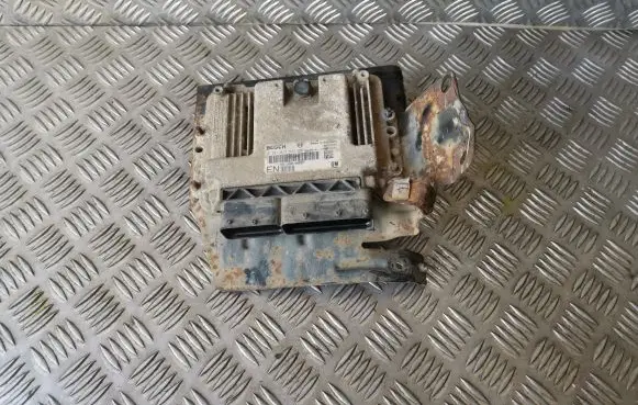Opel Zafira B Engine control unit/module 0281013593 55205621