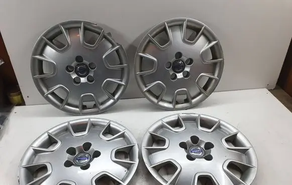 Volvo V70 R16 wheel hub/cap/trim 30683237