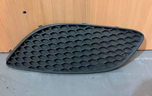 Opel Zafira B Front bumper lower grill 13247320 F0415462 PA53776606
