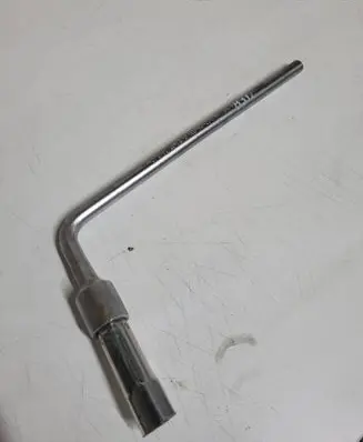 Mercedes-Benz S W221 Wheel nut wrench A2215810001