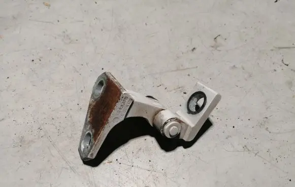 Volkswagen PASSAT B6 Front door upper hinge 3C0831401D