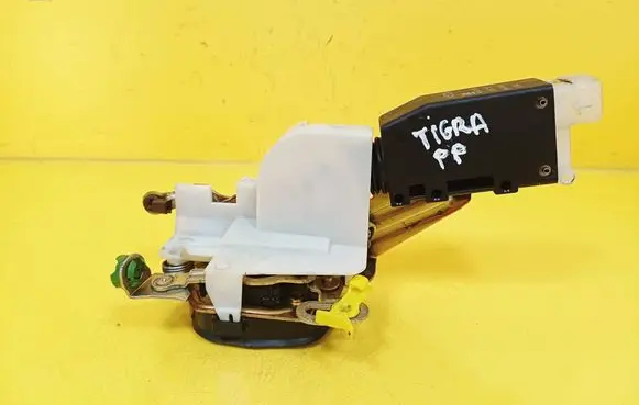 Opel Tigra A Front door lock 90493702