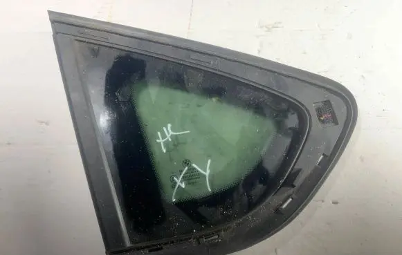 BMW X4 F26 Rear side window 17910311