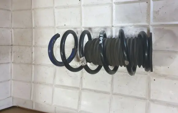Opel Zafira B Front coil spring 55700767