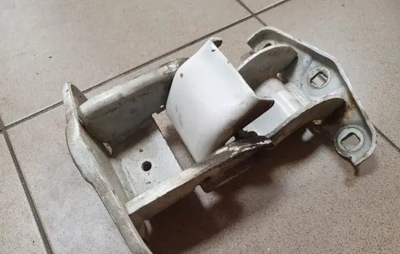 Opel Vivaro Loading door lower hinge 