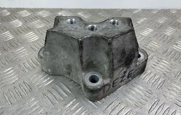 Jeep Cherokee Gearbox mounting bracket