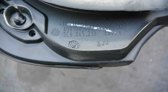 Volkswagen Jetta VI Rear side window 5C684521343R004528