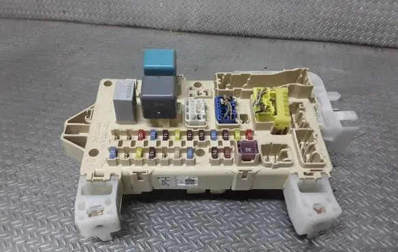 Toyota Corolla Verso AR10 Fuse module 892210F010