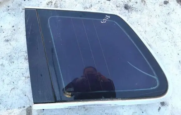 Volkswagen Touareg I Rear side window as2