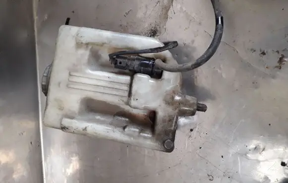 Mercedes-Benz E W210 Windshield washer fluid reservoir/tank