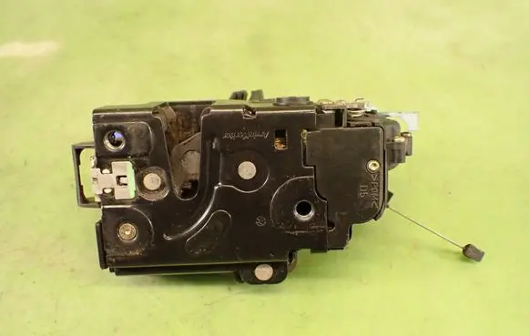 Seat Toledo III (5P) Rear door lock 7L0839016