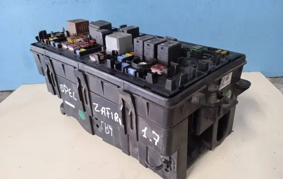 Opel Zafira B Fuse box set 13253551 13275881