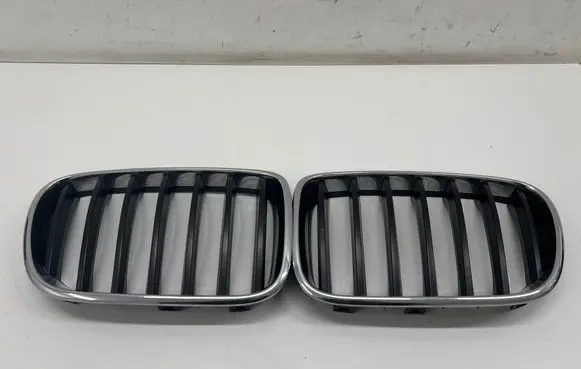 BMW X3 F25 Front bumper upper radiator grill 7210725