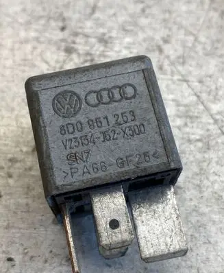 Volkswagen PASSAT B5 Other relay 8d0951253