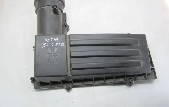 Volkswagen PASSAT B7 Air filter box cover 3C0129601CD 3C0129607BG