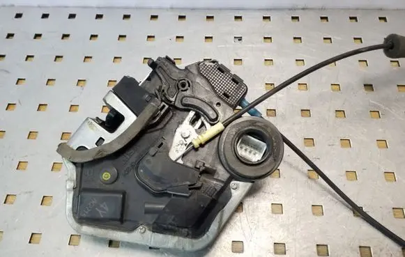 Suzuki Grand Vitara II Rear door lock