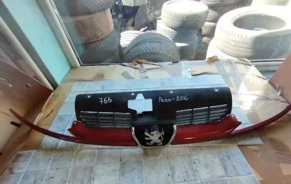 Peugeot 206 Front grill 9628934280