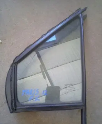 Toyota Yaris Front door vent window glass four-door 