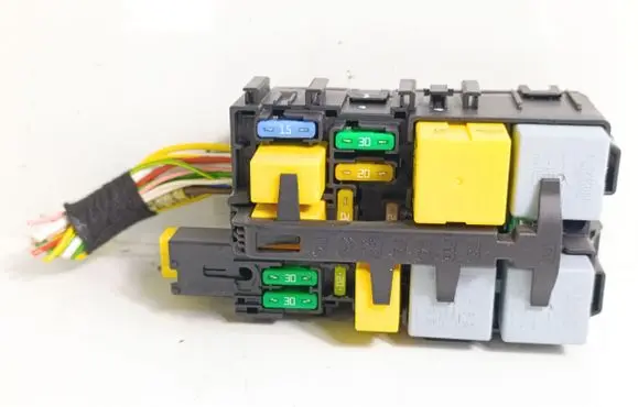 Citroen C4 II Picasso Fuse module 9806192580