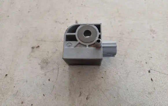 Suzuki Swift I Airbag deployment crash/impact sensor 3893062J10000 17868111 5WK43512
