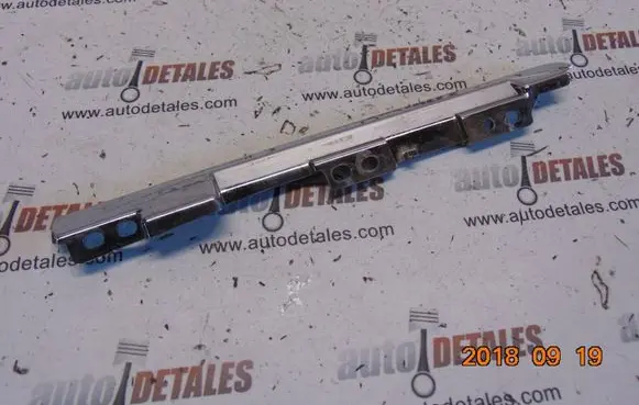 Dashboard glove box trim