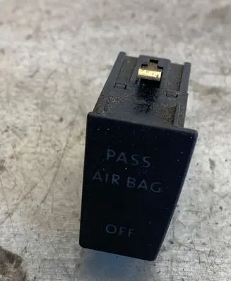 Passenger airbag on/off switch
