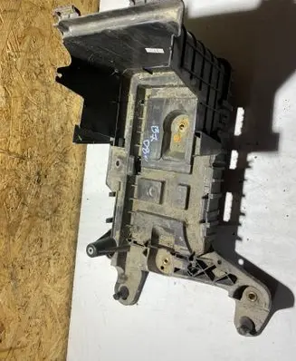 Volkswagen PASSAT B7 Battery tray 1K0915333
