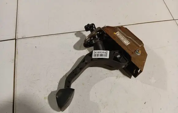 Volkswagen Polo IV 9N3 Clutch pedal 6Q1721059