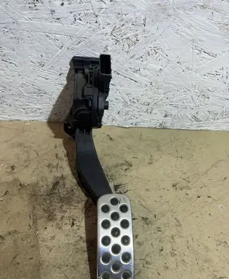Opel Insignia A Accelerator throttle pedal 13237356